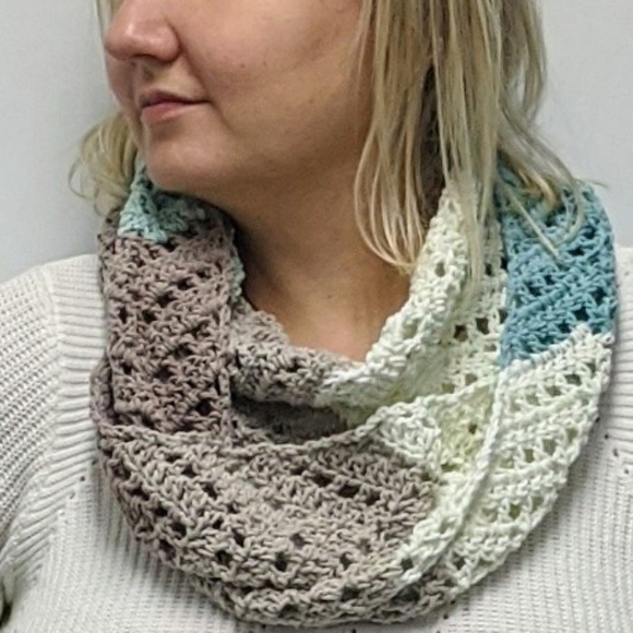 Women infinity loop acarf (handmade) - Picture 2 of 6